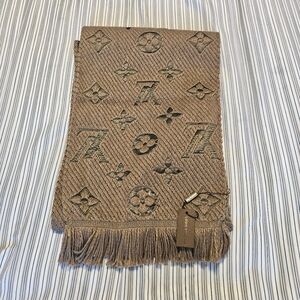 NWT✨Louis Vuitton✨ Reversible Monogram Brown/Gray Scarf Wrap Shawl 🧣